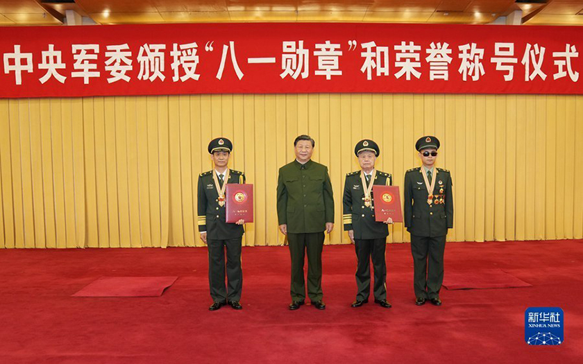 中央軍委舉行頒授“八一勛章”和榮譽稱號儀式 習近平向“八一勛章”獲得者頒授勛章和證書 向獲得榮譽稱號的單位頒授榮譽獎旗